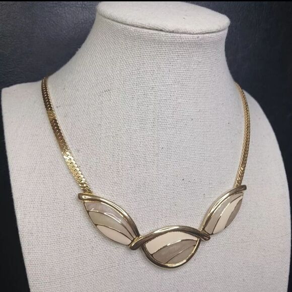 Vintage TRIFARI Bib Necklace Cream/Beige Enamel. EXCELLENT CONDITION - Picture 2 of 7